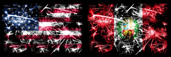 Stany Zjednoczone Ameryki, Usa vs Peru, Peruan Nowy Rok świętować musujące fajerwerki flagi tle koncepcji. Połączenie dwóch flag stanów abstrakcyjnych. — Zdjęcie stockowe