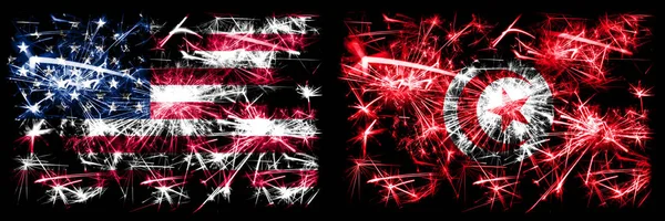 Vereinigte Staaten von Amerika, Vereinigte Staaten von Amerika, Vereinigte Staaten vs Tunesien, tunesische Neujahrsfeier funkelnden Feuerwerk Flaggen Konzept Hintergrund. Kombination aus zwei abstrakten Staaten Flaggen. — Stockfoto