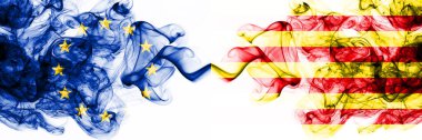 Eu, Avrupa Birliği İspanya 'ya karşı, Katalonya, Katalan, Senyera dumanlı mistik bayrakları yan yana yerleştirildi. Kalın renkli ipeksi soyut duman bayrakları kombinasyonu