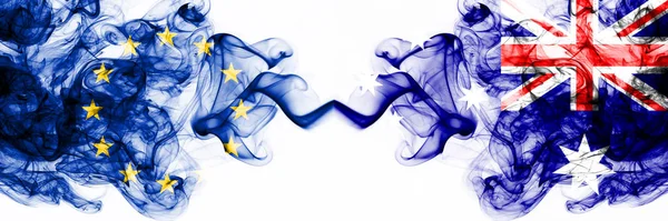 Eu, Unia Europejska vs Australia, australijskie flagi mistyczne umieszczone obok siebie. Grube kolorowe jedwabiste abstrakcyjne połączenie flag dymu — Zdjęcie stockowe