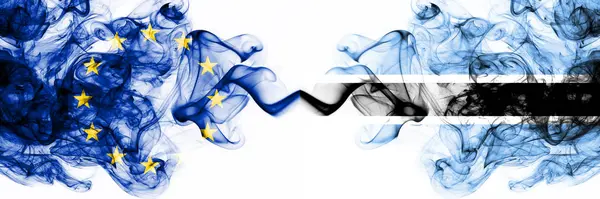 Europa, Europeiska unionen mot Botswana, Botswanans rökiga mystiska flaggor placerade sida vid sida. Tjock färgad silkeslen abstrakt rök flaggor kombination — Stockfoto