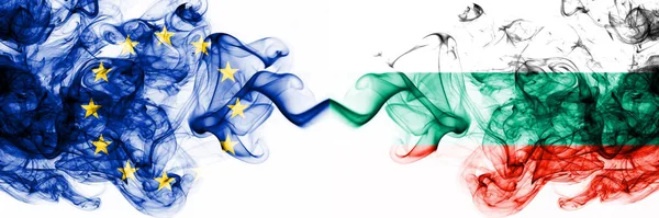 EU, Europese Unie vs Bulgarije, Bulgaarse rokerige mystieke vlaggen naast elkaar geplaatst. Dikke gekleurde zijdeachtige abstracte rookvlaggen combinatie — Stockfoto