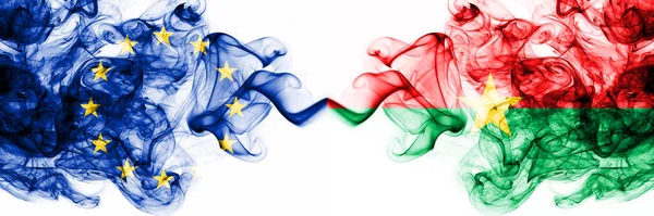 Eu, Europese Unie vs Burkina Faso rokerige mystieke vlaggen naast elkaar geplaatst. Dikke gekleurde zijdeachtige abstracte rookvlaggen combinatie — Stockfoto