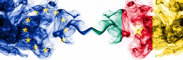Europa, Europeiska unionen mot Kamerun, Kameruns rökiga mystiska flaggor placerade sida vid sida. Tjock färgad silkeslen abstrakt rök flaggor kombination — Stockfoto