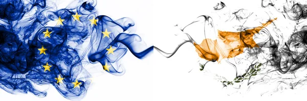 Europa, Europeiska unionen mot Cypern, cypriotiska rökiga mystiska flaggor placerade sida vid sida. Tjock färgad silkeslen abstrakt rök flaggor kombination — Stockfoto