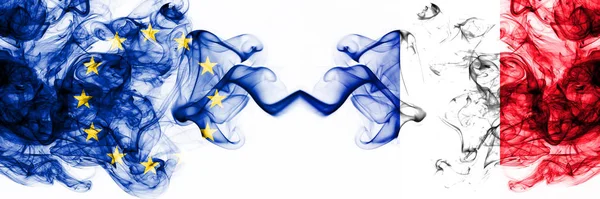 Europa, Europeiska unionen mot Frankrike, franska rökiga mystiska flaggor placerade sida vid sida. Tjock färgad silkeslen abstrakt rök flaggor kombination — Stockfoto