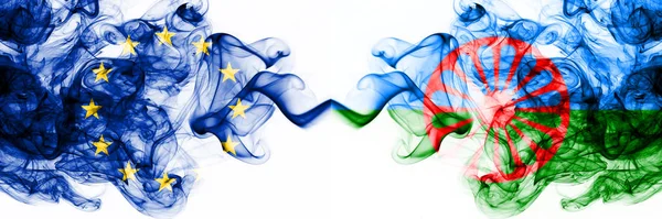 Europa, Europeiska unionen mot zigenare, romerska rökiga mystiska flaggor placerade sida vid sida. Tjock färgad silkeslen abstrakt rök flaggor kombination — Stockfoto