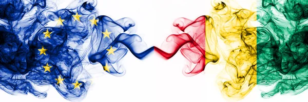 Eu, Europese Unie vs Guinee, Guinese rokerige mystieke vlaggen naast elkaar geplaatst. Dikke gekleurde zijdeachtige abstracte rookvlaggen combinatie — Stockfoto