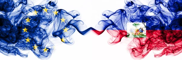 Eu, Avrupa Birliği Haiti 'ye karşı Haitili dumanlı mistik bayraklar yan yana yerleştirildi. Kalın renkli ipeksi soyut duman bayrakları kombinasyonu — Stok fotoğraf