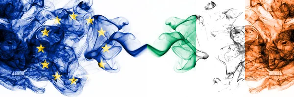 Eu, Europese Unie vs Ierland, Ierse rokerige mystieke vlaggen naast elkaar geplaatst. Dikke gekleurde zijdeachtige abstracte rookvlaggen combinatie — Stockfoto