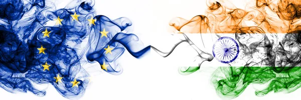 Europa, Europeiska unionen mot Indien, indiska rökiga mystiska flaggor placerade sida vid sida. Tjock färgad silkeslen abstrakt rök flaggor kombination — Stockfoto