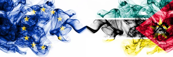 Eu, Europese Unie vs Mozambique, Mozambikaanse rokerige mystieke vlaggen naast elkaar geplaatst. Dikke gekleurde zijdeachtige abstracte rookvlaggen combinatie — Stockfoto