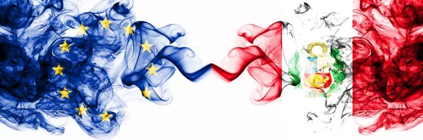 Europa, Europeiska unionen mot Peru, Peruanska rökiga mystiska flaggor placerade sida vid sida. Tjock färgad silkeslen abstrakt rök flaggor kombination — Stockfoto