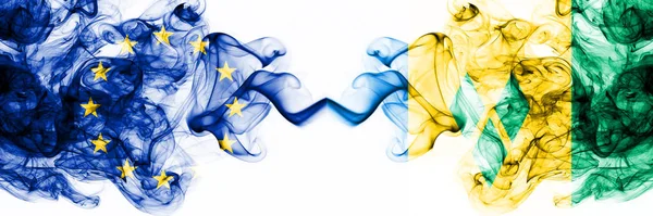 Europa, Europeiska unionen mot Saint Vincent och Grenadinerna rökiga mystiska flaggor placerade sida vid sida. Tjock färgad silkeslen abstrakt rök flaggor kombination — Stockfoto