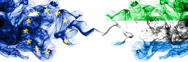 Europa, Europeiska unionen mot Sierra Leone rökiga mystiska flaggor placerade sida vid sida. Tjock färgad silkeslen abstrakt rök flaggor kombination — Stockfoto