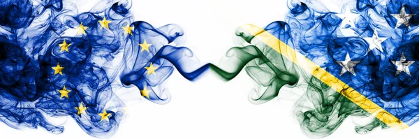 Europa, Europeiska unionen mot Salomonöarna rökiga mystiska flaggor placerade sida vid sida. Tjock färgad silkeslen abstrakt rök flaggor kombination — Stockfoto