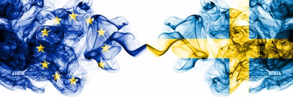 Europa, Europeiska unionen mot Sverige, svenska rökiga mystiska flaggor placerade sida vid sida. Tjock färgad silkeslen abstrakt rök flaggor kombination — Stockfoto