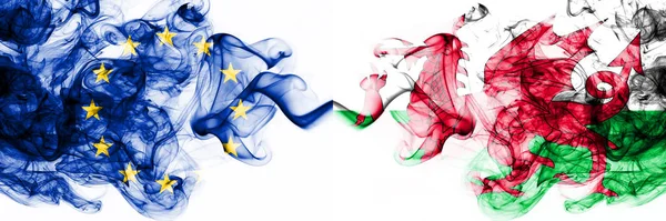 Eu, European Union vs Wales, Welshe rokerige mystieke vlaggen naast elkaar geplaatst. Dikke gekleurde zijdeachtige abstracte rookvlaggen combinatie — Stockfoto