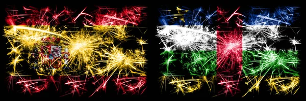 Іспанці проти Центральноафриканської Республіки Новий рік святкують ігристі феєрверки. Комбінація двох абстрактних держав прапори. — стокове фото