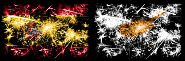Španělština vs Kypr, Kyperský Nový rok oslavy jiskřící zábavní pyrotechnika vlajky koncept pozadí. Kombinace dvou abstraktních stavových příznaků. — Stock fotografie