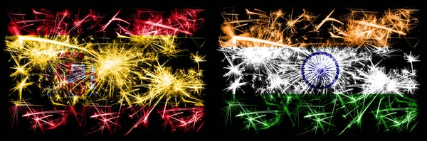 Spanisch vs Indien, indische Neujahrsfeier funkelndes Feuerwerk Flaggen Konzept Hintergrund. Kombination aus zwei abstrakten Staaten Flaggen. — Stockfoto