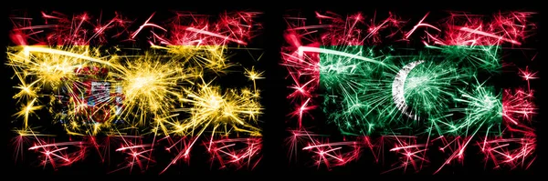 Španělština vs Maledivy, Maledivská novoroční oslava jiskřivé ohňostroje vlajky koncept pozadí. Kombinace dvou abstraktních stavových příznaků. — Stock fotografie