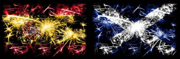 스페인 vs 스코틀랜드, 스코틀랜드 새해 축하 폭죽 컨셉트 배경. 두 개의 추상 국가가 결합 된 깃발. — 스톡 사진