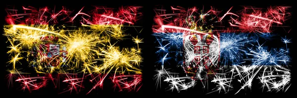 Español vs Serbia, celebración serbia de Año Nuevo con brillantes banderas de fuegos artificiales fondo concepto. Combinación de dos banderas de estados abstractos . —  Fotos de Stock