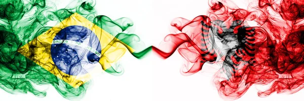 Brasile, Brasile contro Albania, bandiere mistiche fumose albanesi affiancate. Combinazione di bandiere di fumo astratte spesse colorate e setose — Foto Stock
