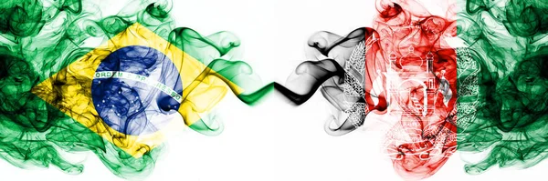 Brazília, brazil vs Afganisztán, afgán füstös misztikus zászlók egymás mellett. Vastag színű selymes elvont füst zászlók kombinációja — Stock Fotó
