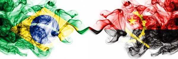 Brazylia, Brazylijczyk vs Angola, Angolski smoky mistyczne flagi umieszczone obok siebie. Grube kolorowe jedwabiste abstrakcyjne połączenie flag dymu — Zdjęcie stockowe