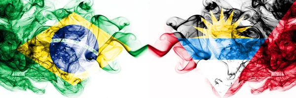 Бразилія, Бразилія проти Антигуа і Барбуда курять містичні прапори, поміщені пліч-о-пліч. Товсті кольорові сріблясті абстрактні димові прапори комбінують — стокове фото
