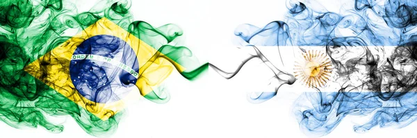 Brazylia, Brazylijczyk kontra Argentyna, argentyńskie flagi mistyczne umieszczone obok siebie. Grube kolorowe jedwabiste abstrakcyjne połączenie flag dymu — Zdjęcie stockowe