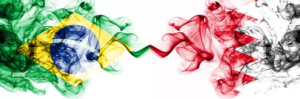 Brasile, Brasile vs Bahrain, Bahrani bandiere mistiche fumose affiancate. Combinazione di bandiere di fumo astratte spesse colorate e setose — Foto Stock