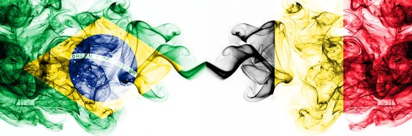 Brésil, Brésil vs Belgique, drapeaux mystiques fumés belges placés côte à côte. Combinaison de drapeaux de fumée abstraits soyeux de couleur épaisse — Photo