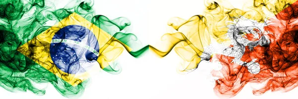 Brazylia, Brazylijczyk vs Bhutan, Bhutan smoky mistyczne flagi umieszczone obok siebie. Grube kolorowe jedwabiste abstrakcyjne połączenie flag dymu — Zdjęcie stockowe