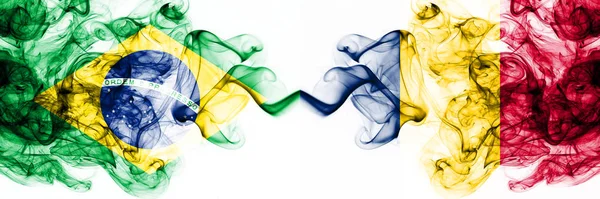 Бразилія, Бразилія проти Чаду, чадські димові містичні прапори розміщені пліч-о-пліч. Товсті кольорові сріблясті абстрактні димові прапори комбінують — стокове фото
