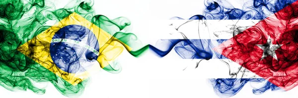 Brasile, Brasile contro Cuba, bandiere mistiche fumose cubane affiancate. Combinazione di bandiere di fumo astratte spesse colorate e setose — Foto Stock