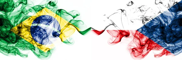 Brazylia, Brazylia vs Czechy smoky mistyczne flagi umieszczone obok siebie. Grube kolorowe jedwabiste abstrakcyjne połączenie flag dymu — Zdjęcie stockowe