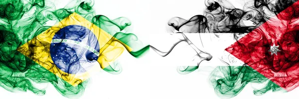Brasile, Brasile vs Giordania, bandiere mistiche fumose giordane affiancate. Combinazione di bandiere di fumo astratte spesse colorate e setose — Foto Stock