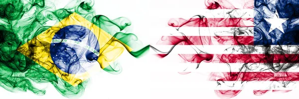 Brazílie, Brazílie vs Libérie, Libérie kouřové mystické vlajky umístěné bok po boku. Silné barevné hedvábné abstraktní kouřové vlajky kombinace — Stock fotografie