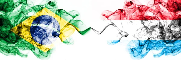 Бразилія, Бразилія проти Люксембургу курять містичні прапори, поміщені пліч-о-пліч. Товсті кольорові сріблясті абстрактні димові прапори комбінують — стокове фото