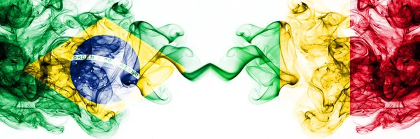 Brasile, Brasile vs Mali bandiere mistiche fumose affiancate. Combinazione di bandiere di fumo astratte spesse colorate e setose — Foto Stock