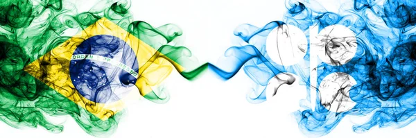 Brazylia, Brazylijczyk vs Opec smoky mistyczne flagi umieszczone obok siebie. Grube kolorowe jedwabiste abstrakcyjne połączenie flag dymu — Zdjęcie stockowe