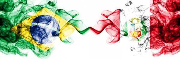 Βραζιλία, Βραζιλία εναντίον Περού, Περού καπνιστή μυστικιστική σημαίες τοποθετούνται δίπλα-δίπλα. Πυκνό χρώμα μεταξένια αφηρημένες σημαίες καπνού συνδυασμό — Φωτογραφία Αρχείου