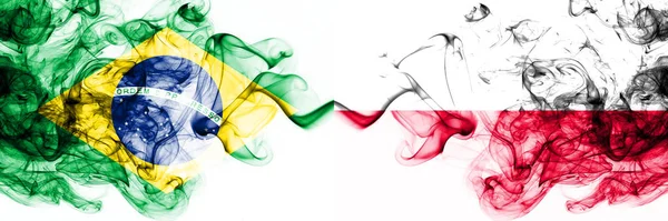 Brazylia, Brazylijczyk vs Polska, polskie smoky mistyczne flagi umieszczone obok siebie. Grube kolorowe jedwabiste abstrakcyjne połączenie flag dymu — Zdjęcie stockowe