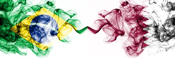 Бразилія, Бразилія проти Катару, Катарі, димові містичні прапори розміщені пліч-о-пліч. Товсті кольорові сріблясті абстрактні димові прапори комбінують — стокове фото