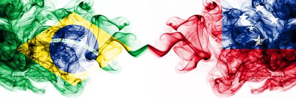 Brésil, Brésil vs Samoa, Drapeaux mystiques fumés samoans placés côte à côte. Combinaison de drapeaux de fumée abstraits soyeux de couleur épaisse — Photo