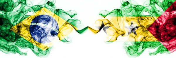 Бразилія, Бразилія проти Сан-Томе і Принципа курять містичні прапори, поміщені пліч-о-пліч. Товсті кольорові сріблясті абстрактні димові прапори комбінують — стокове фото