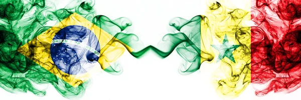 Бразилія, Бразилія проти Сенегалу, Сенегальські димові містичні прапори розміщені пліч-о-пліч. Товсті кольорові сріблясті абстрактні димові прапори комбінують — стокове фото